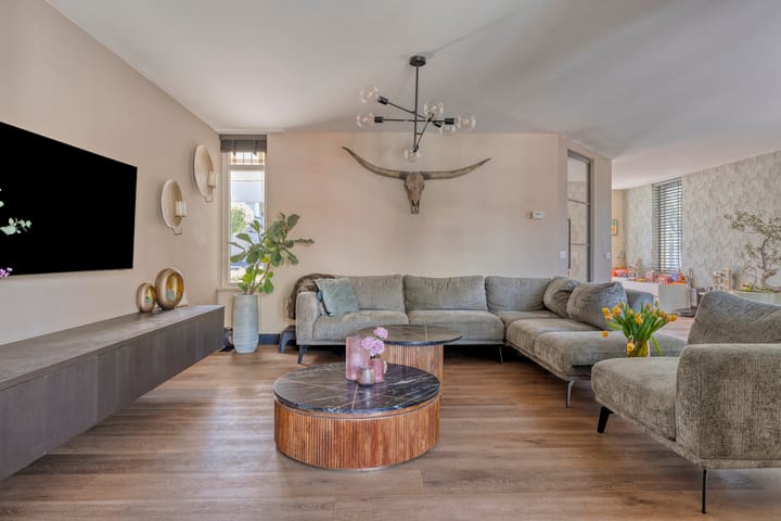 Foto 8 van Debussystraat 16