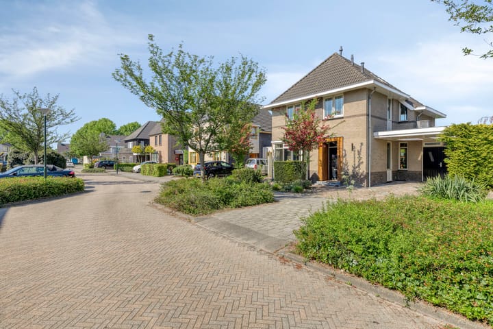 Foto 32 van Debussystraat 16