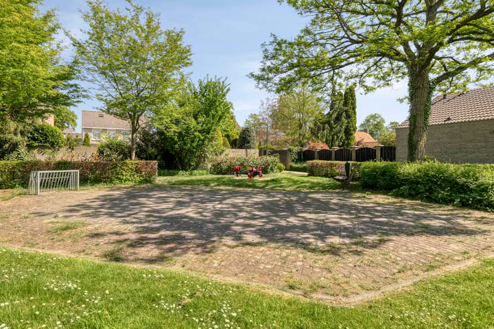 Foto 33 van Debussystraat 16