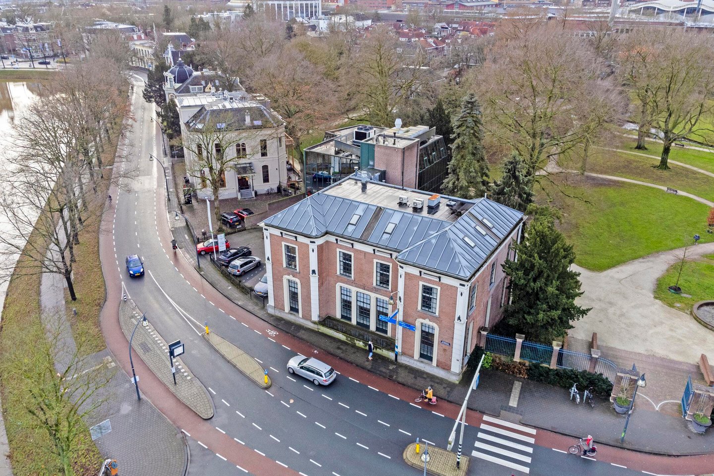 Bekijk foto 1 van Burgemeester van Roijensingel 2