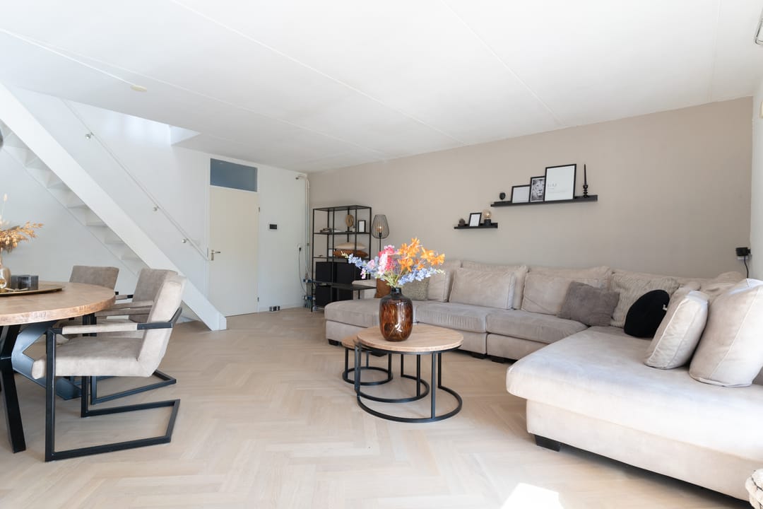 Foto 2 van Karmozijnbes 6