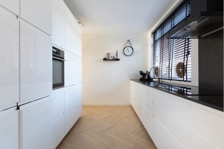 Foto 4 van Karmozijnbes 6