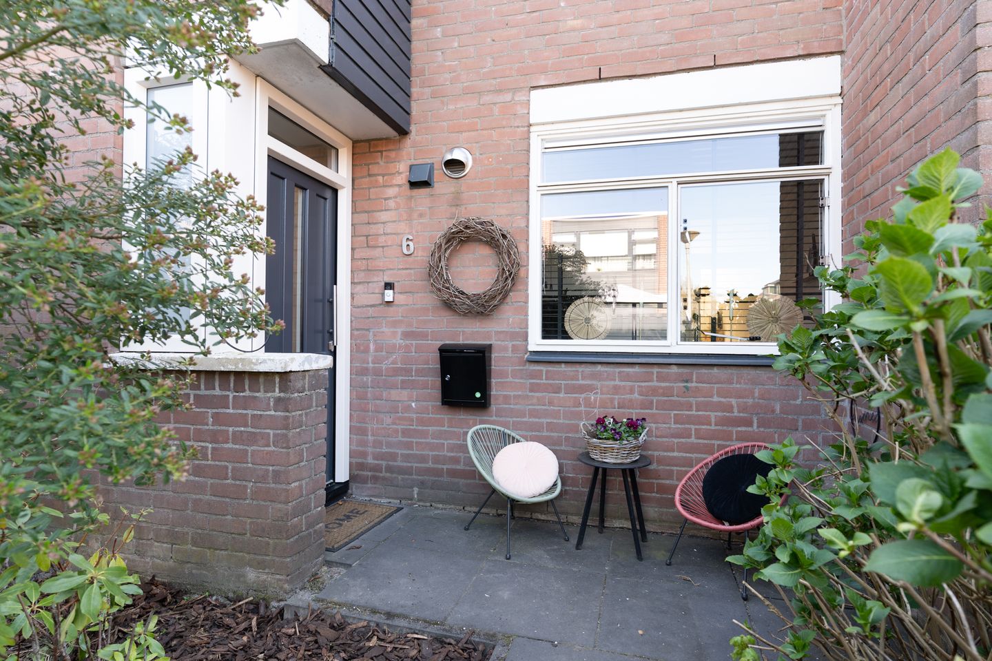 Foto 5 van Karmozijnbes 6