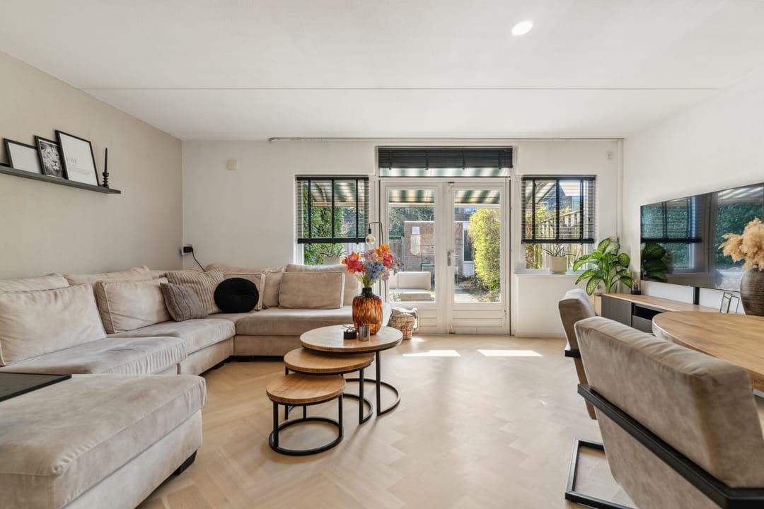 Foto 7 van Karmozijnbes 6