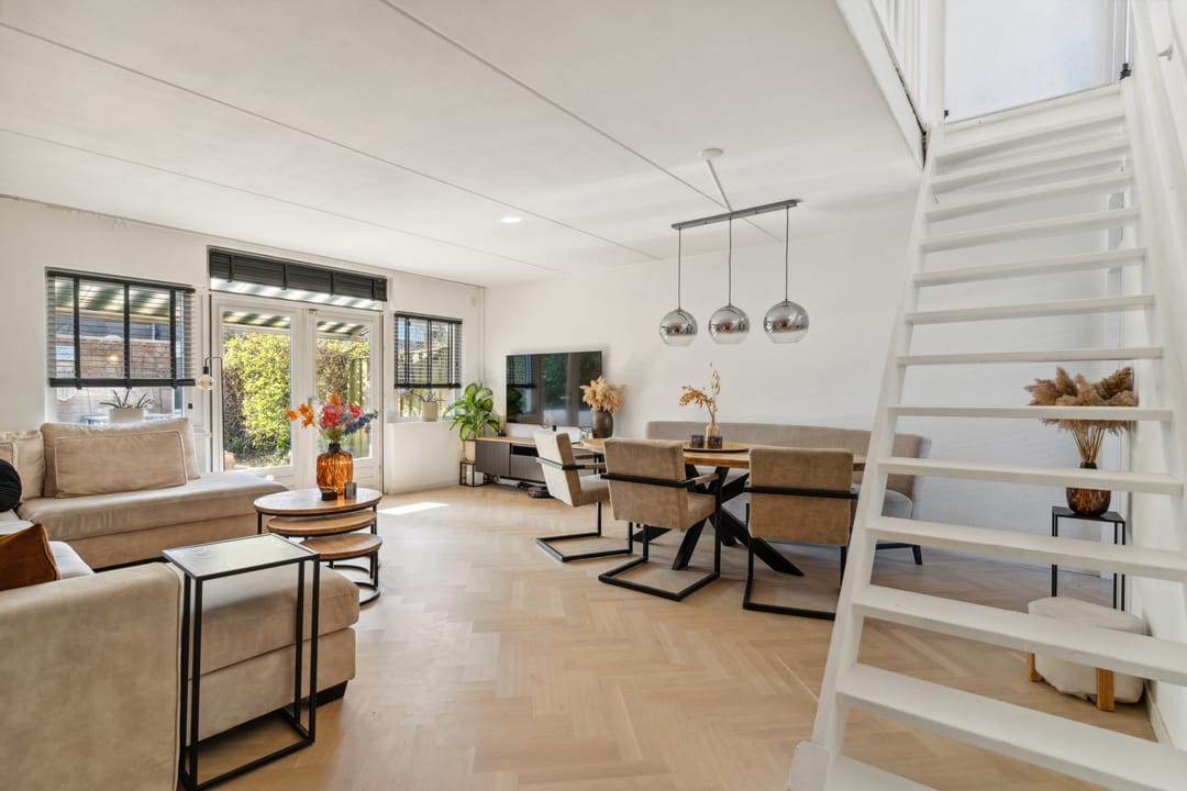 Foto 8 van Karmozijnbes 6