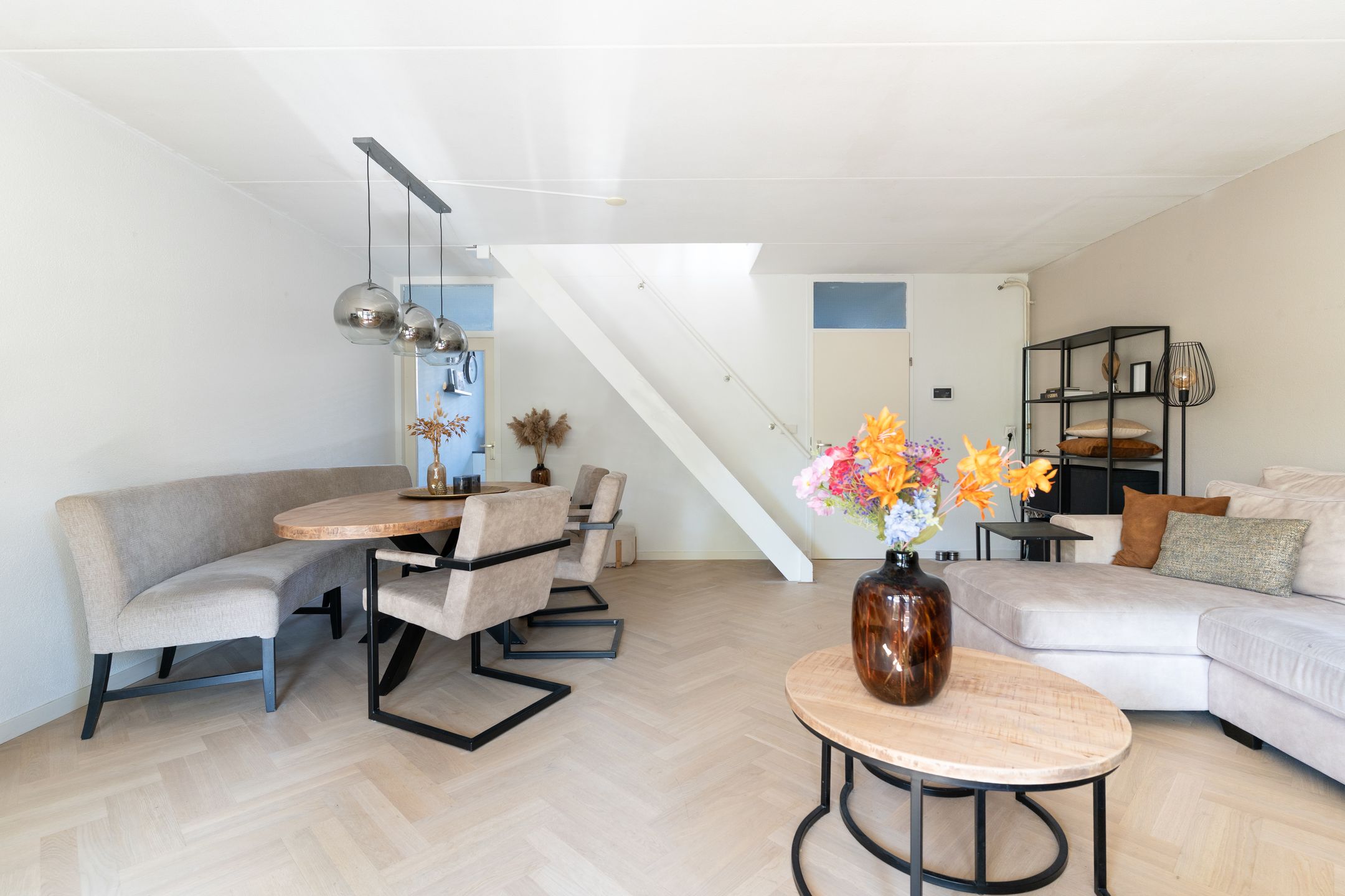 Foto 9 van Karmozijnbes 6