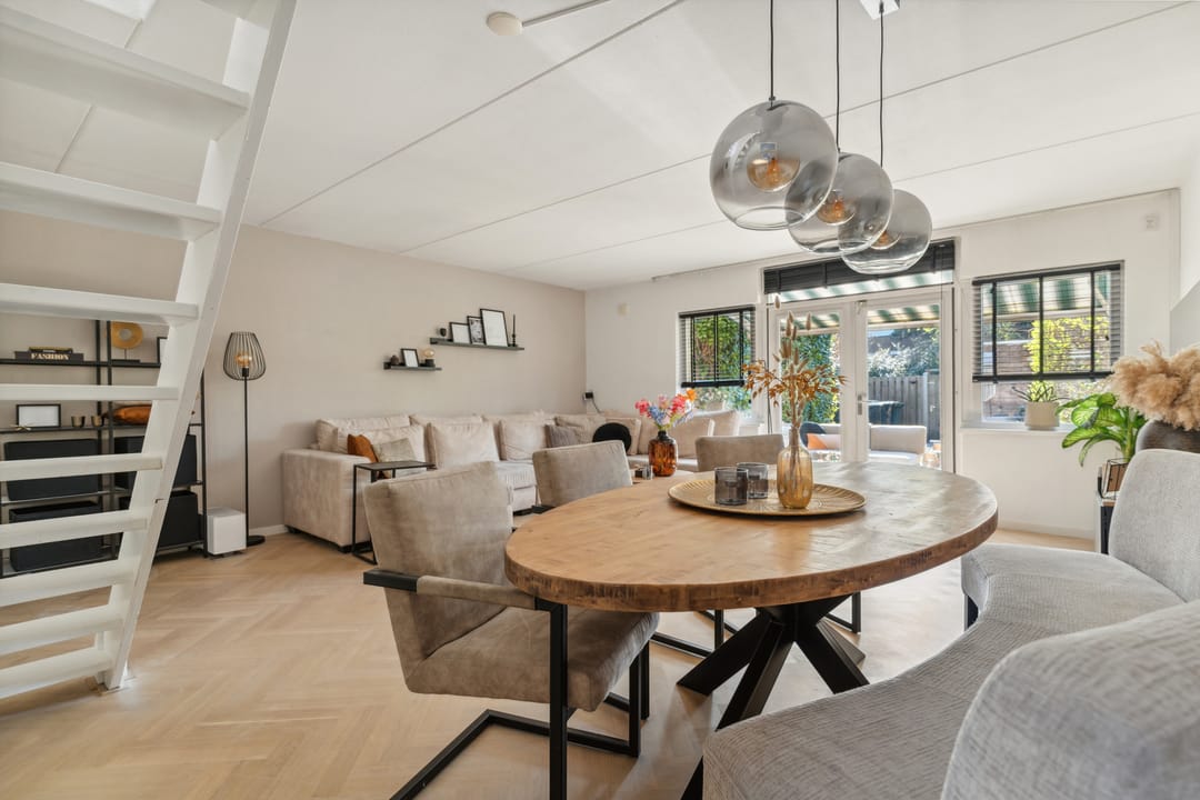 Foto 11 van Karmozijnbes 6