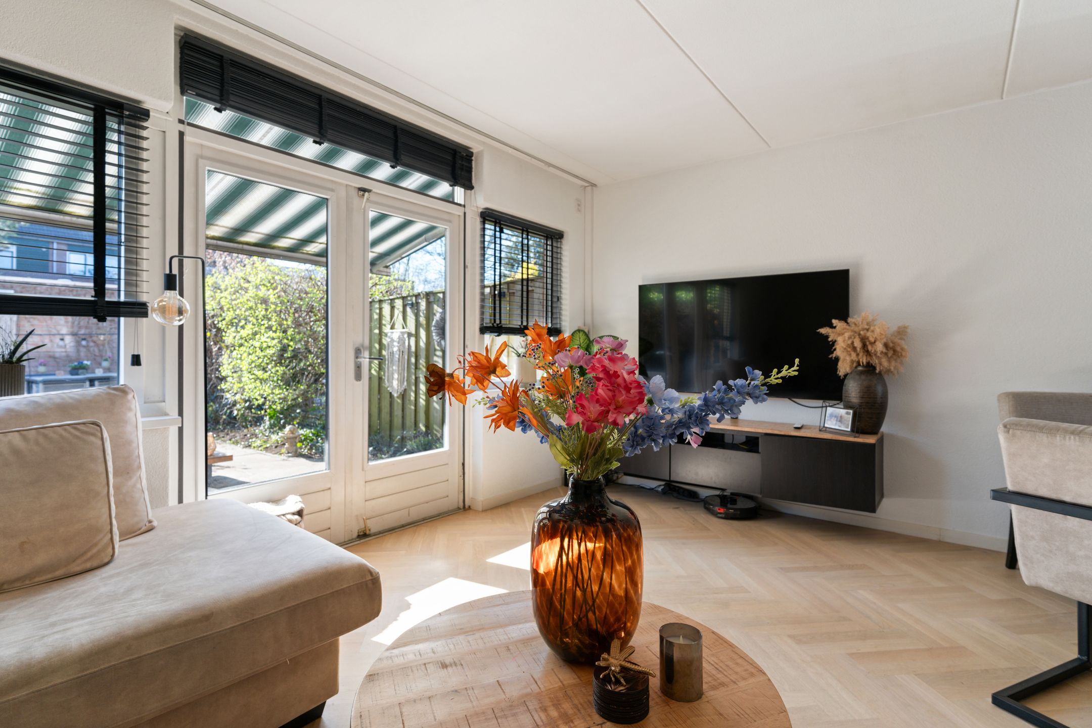 Foto 12 van Karmozijnbes 6