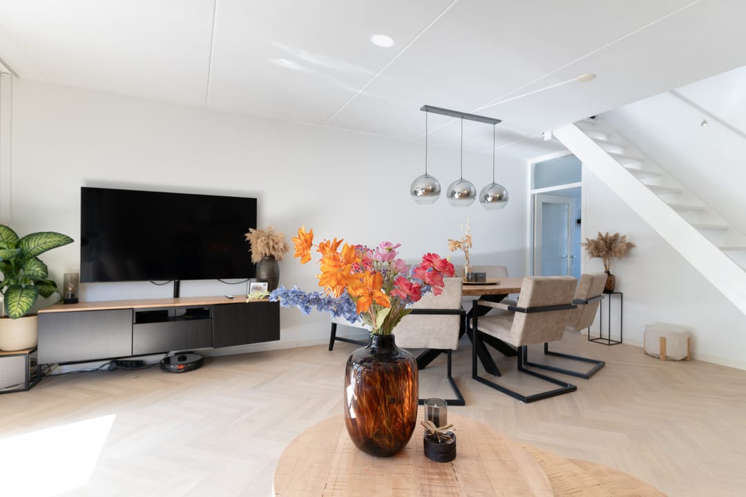 Foto 13 van Karmozijnbes 6