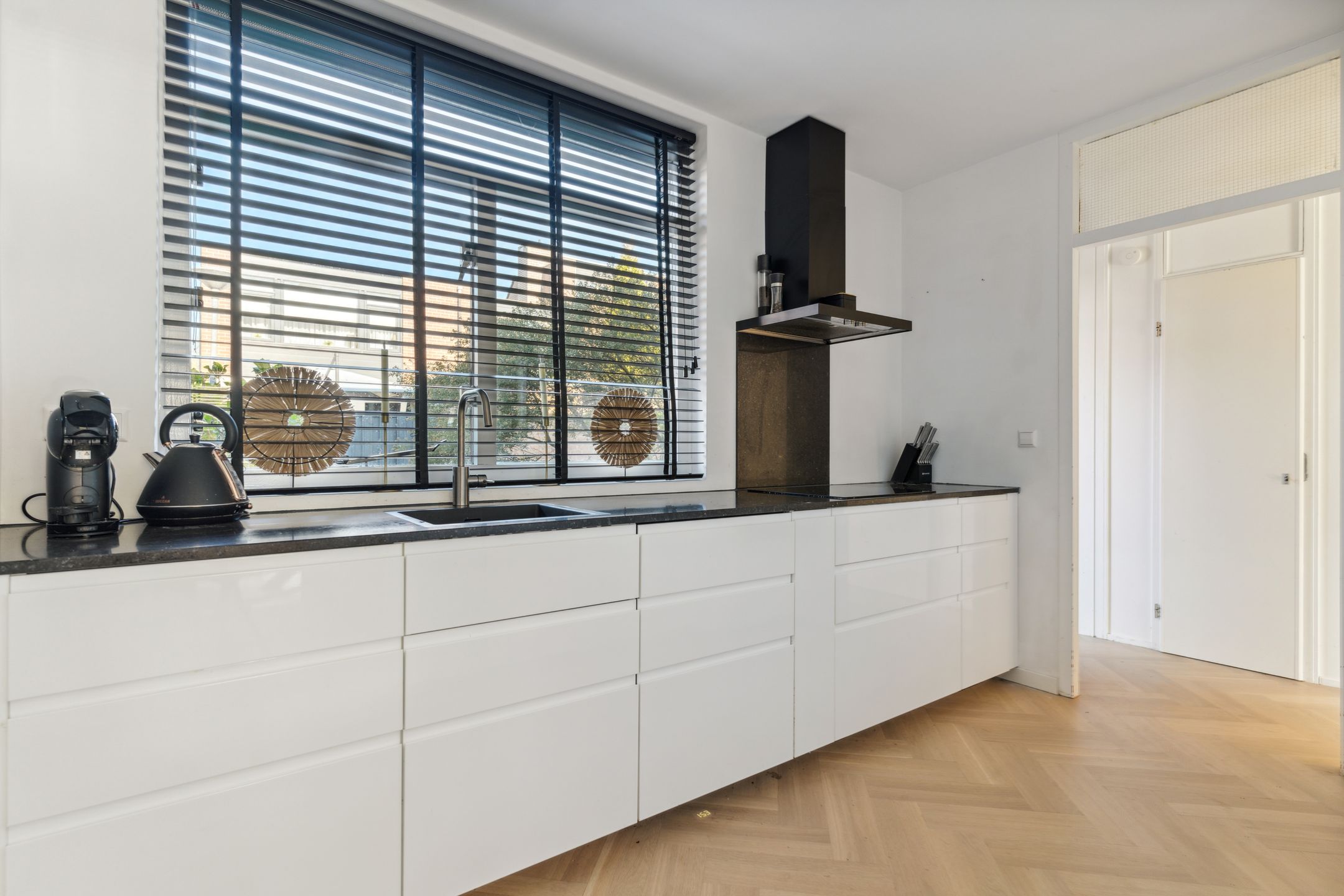 Foto 15 van Karmozijnbes 6