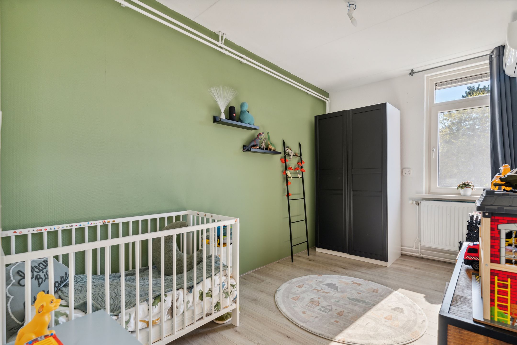 Foto 33 van Karmozijnbes 6