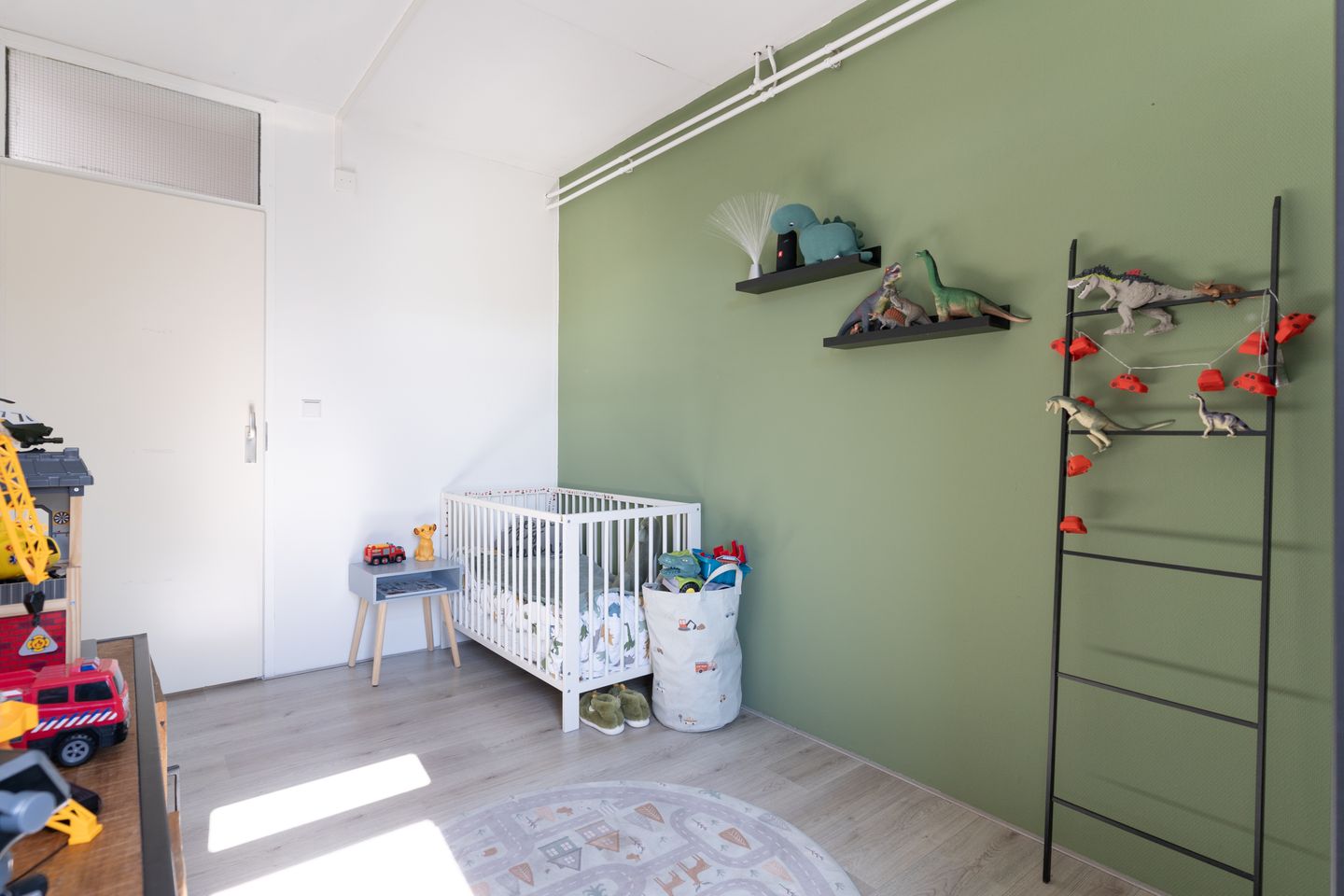 Foto 34 van Karmozijnbes 6