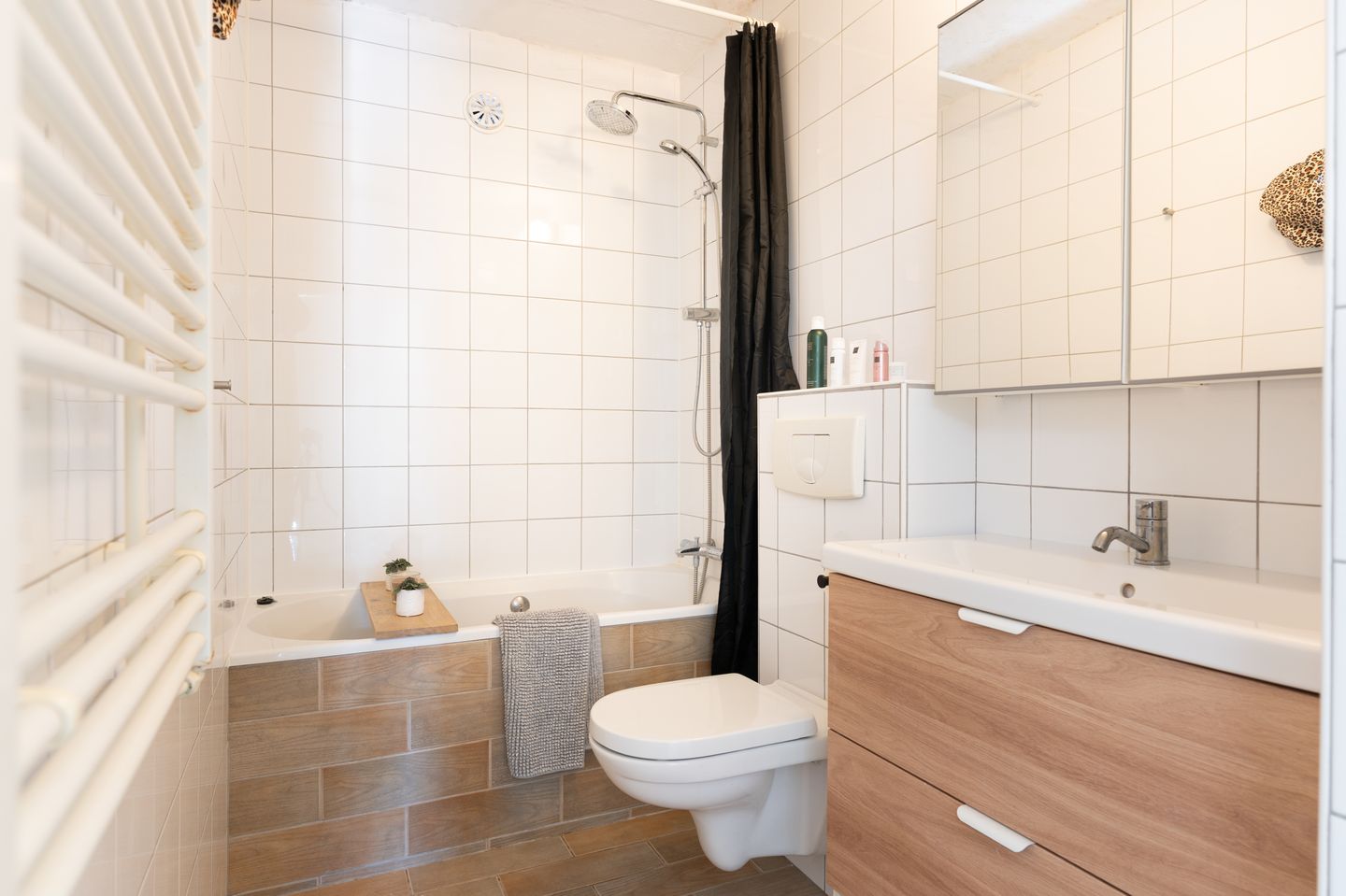 Foto 35 van Karmozijnbes 6