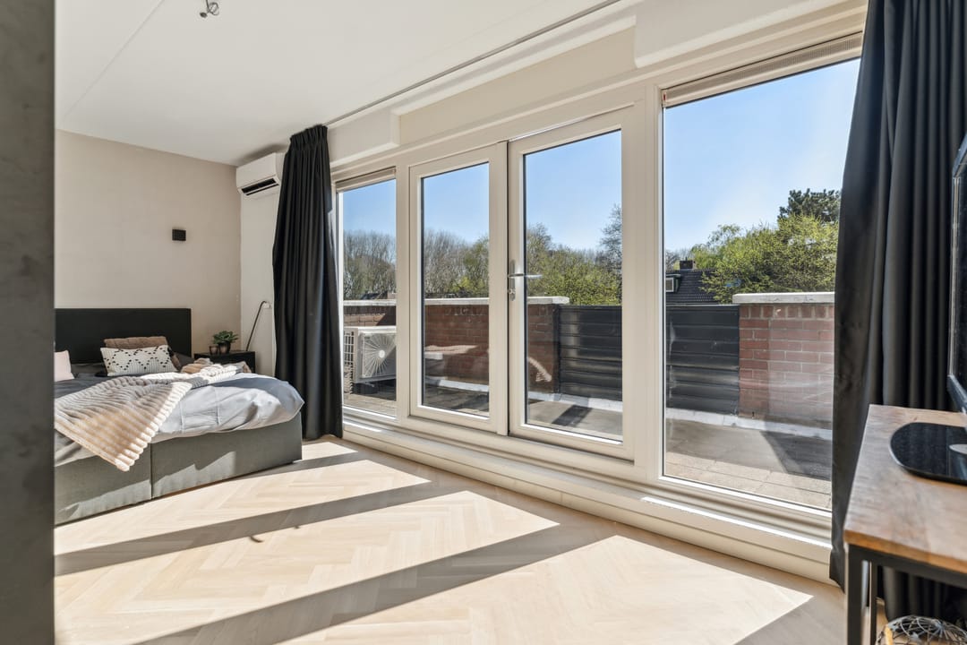 Foto 38 van Karmozijnbes 6