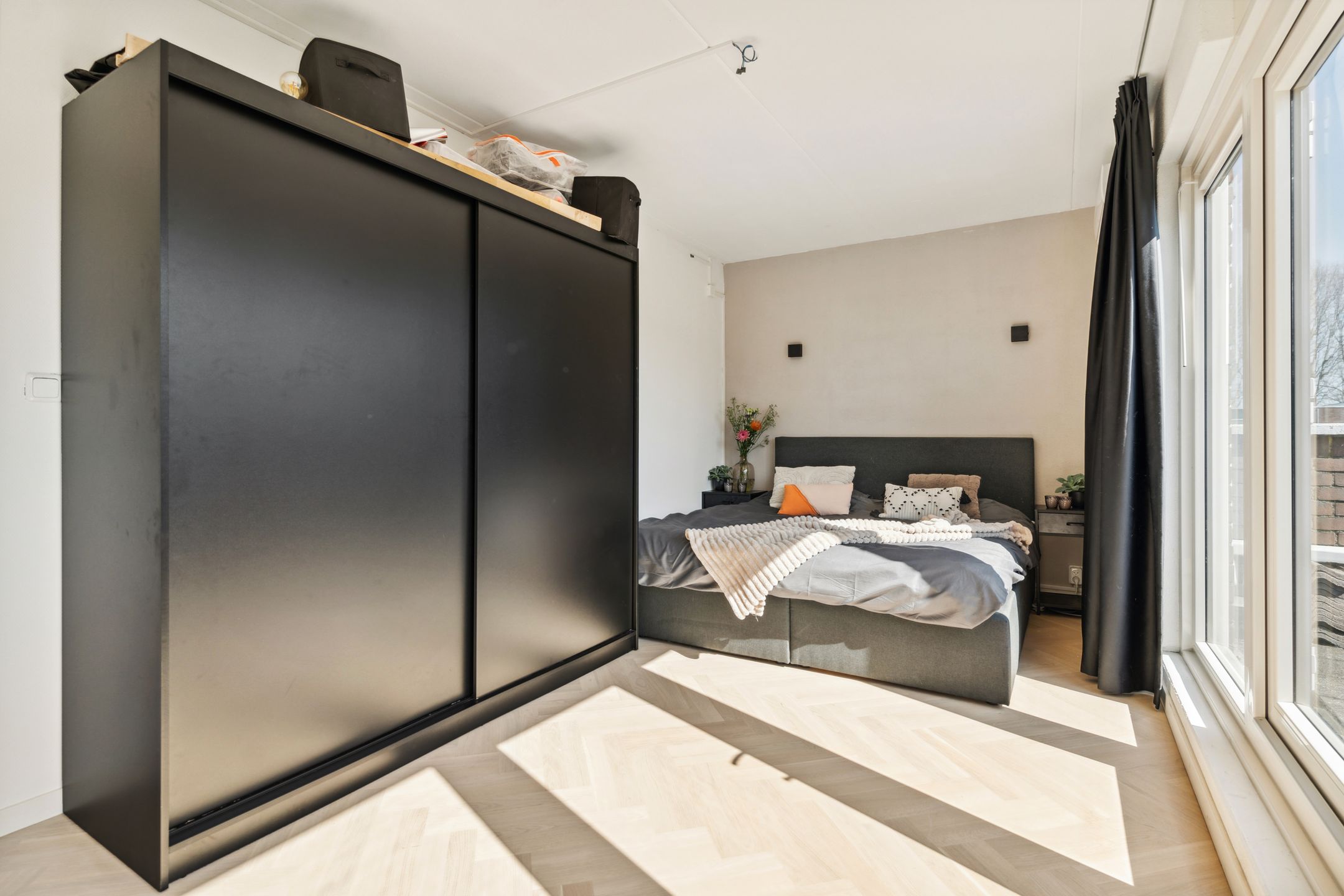 Foto 39 van Karmozijnbes 6