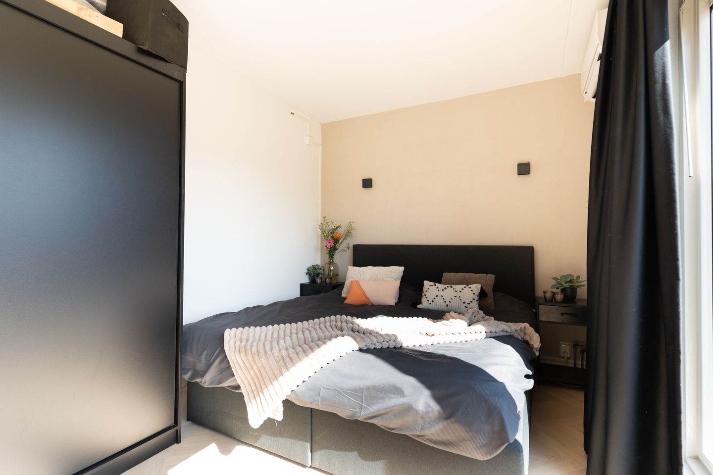 Foto 40 van Karmozijnbes 6