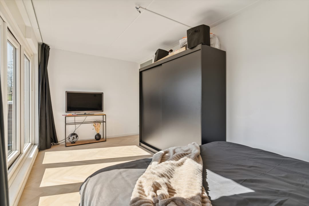 Foto 41 van Karmozijnbes 6