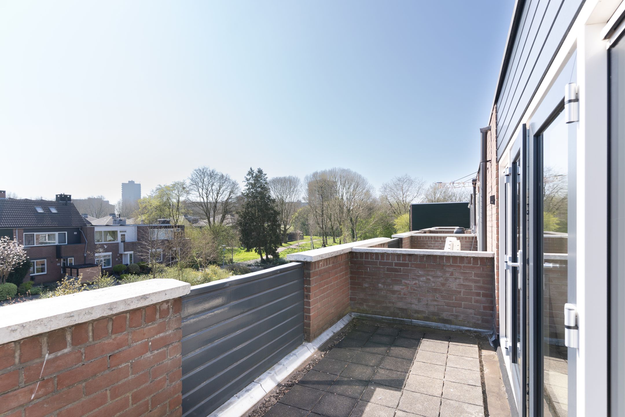 Foto 42 van Karmozijnbes 6