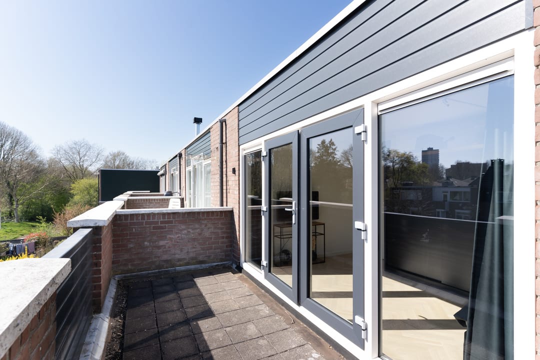 Foto 43 van Karmozijnbes 6