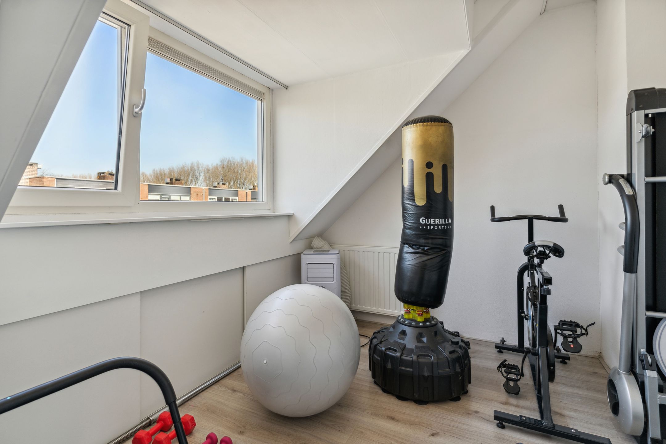 Foto 45 van Karmozijnbes 6