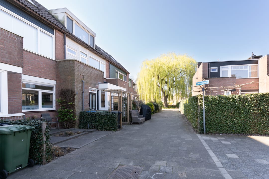 Foto 47 van Karmozijnbes 6