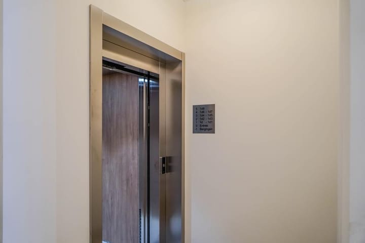 Photo 5 of Bronovolaan 1-A1