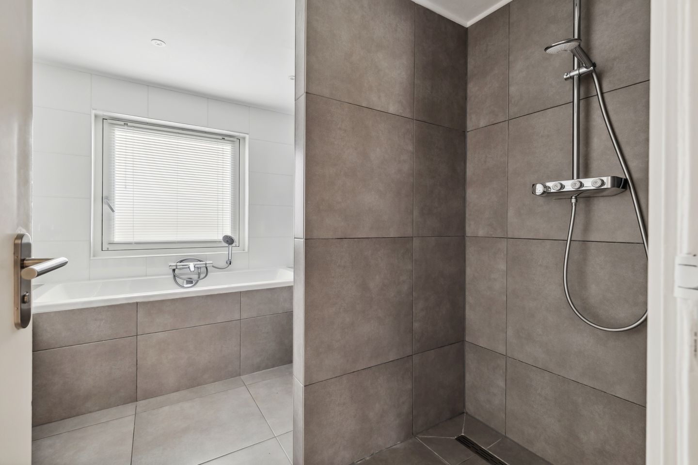 Photo 4 of Arnold van Leuvenstraat 1-A