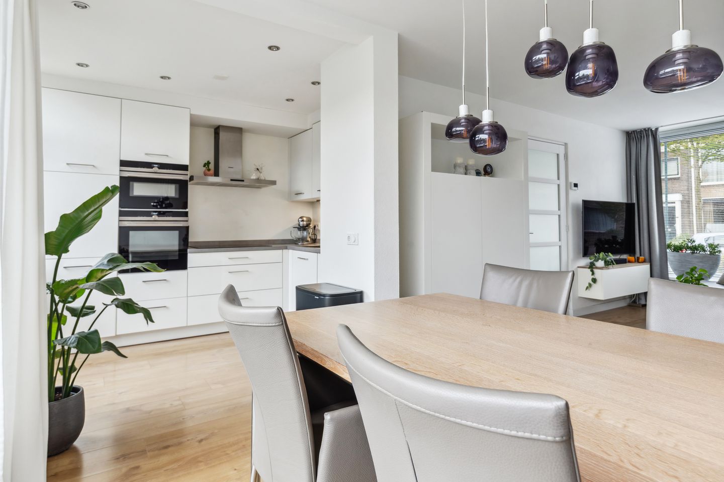 Photo 19 of Arnold van Leuvenstraat 1-A