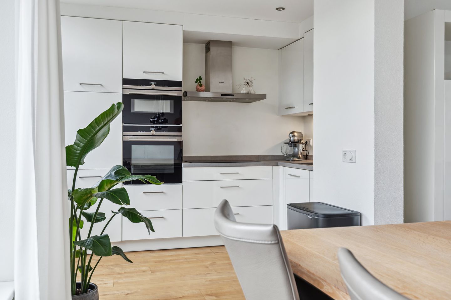 Photo 20 of Arnold van Leuvenstraat 1-A