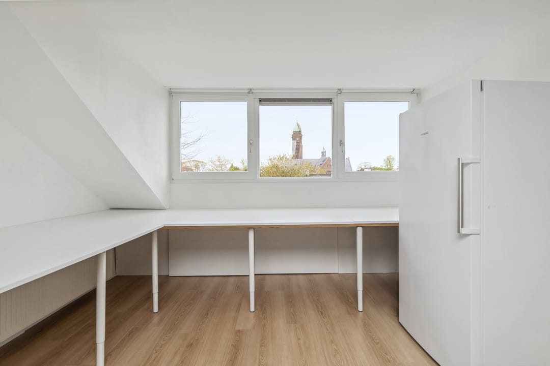 Photo 37 of Arnold van Leuvenstraat 1-A