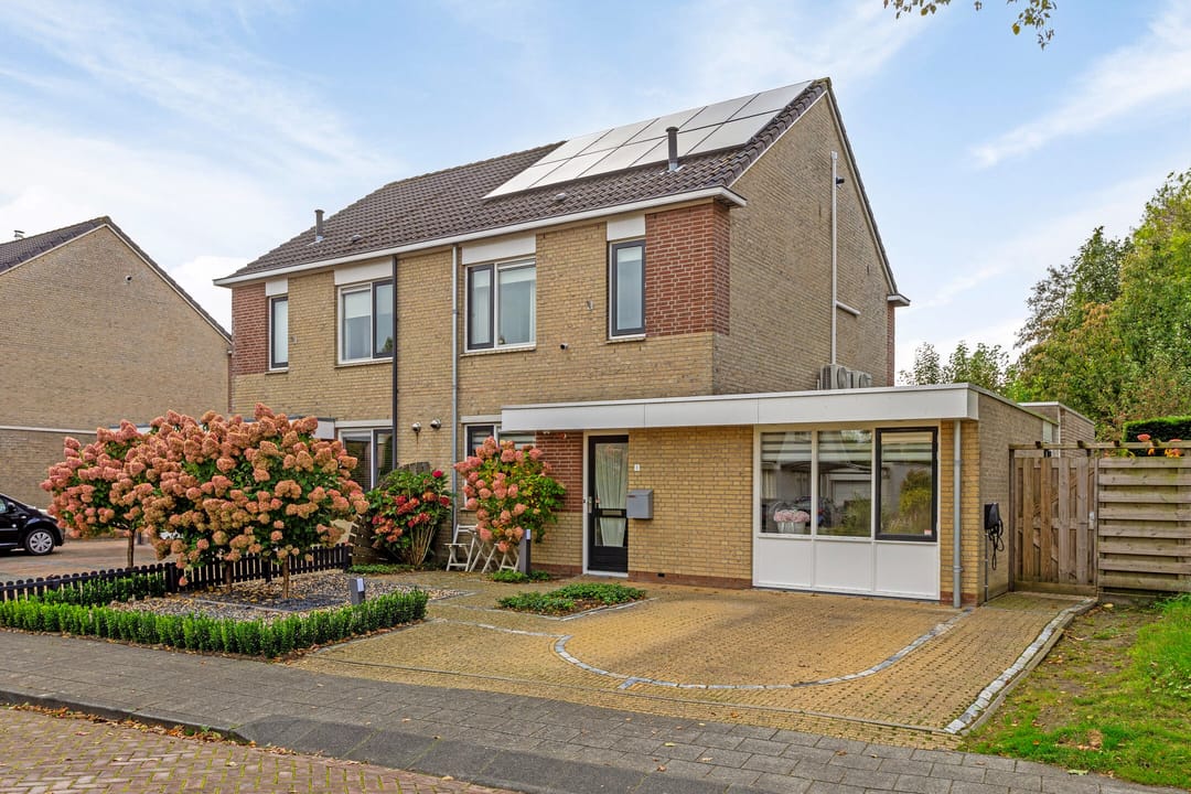 Photo 2 of Marga Klompélaan 1