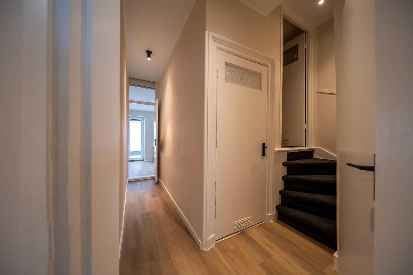 Photo 29 of Witte de Withstraat 20