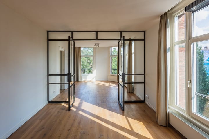 Photo 2 of Van Baerlestraat 118-3