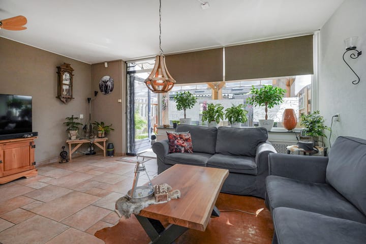 Photo 7 of Strausserf 1