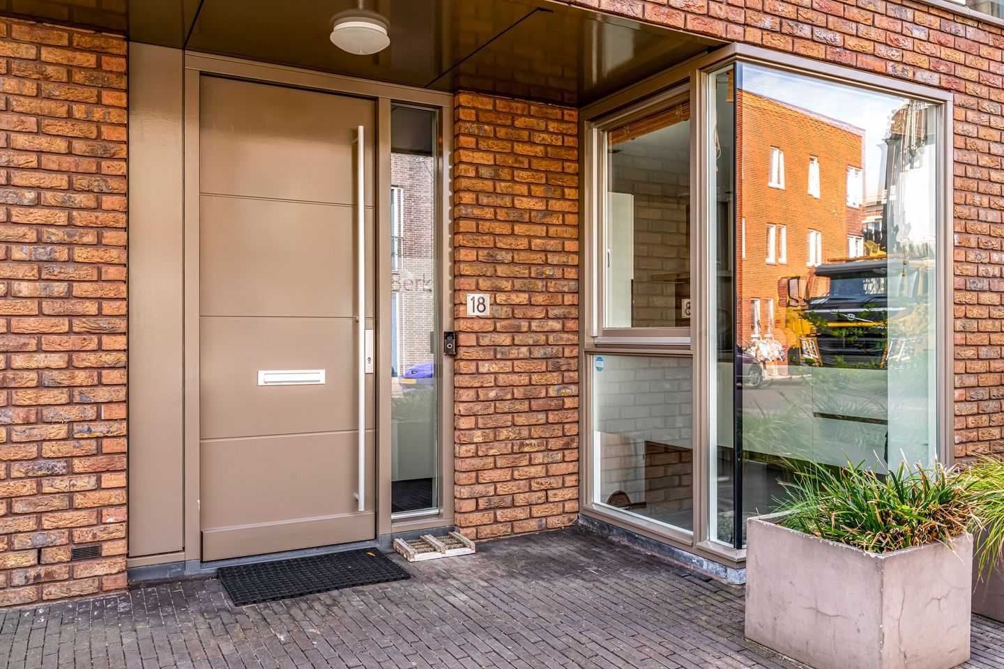 Photo 5 of Onegameer 18