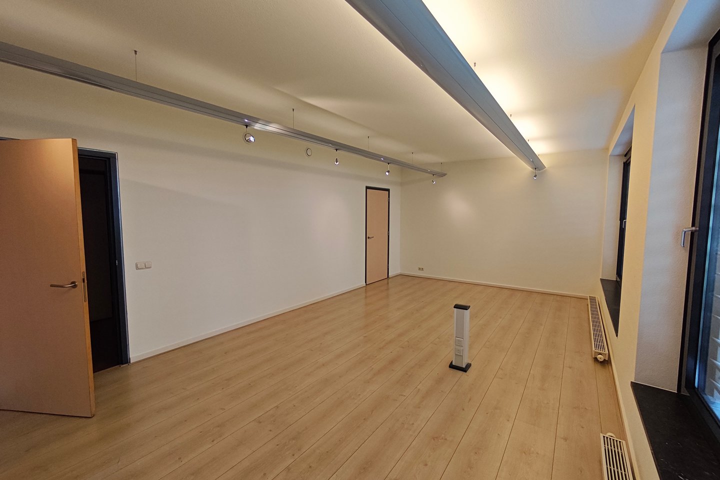 View photo 4 of Minervum 7050
