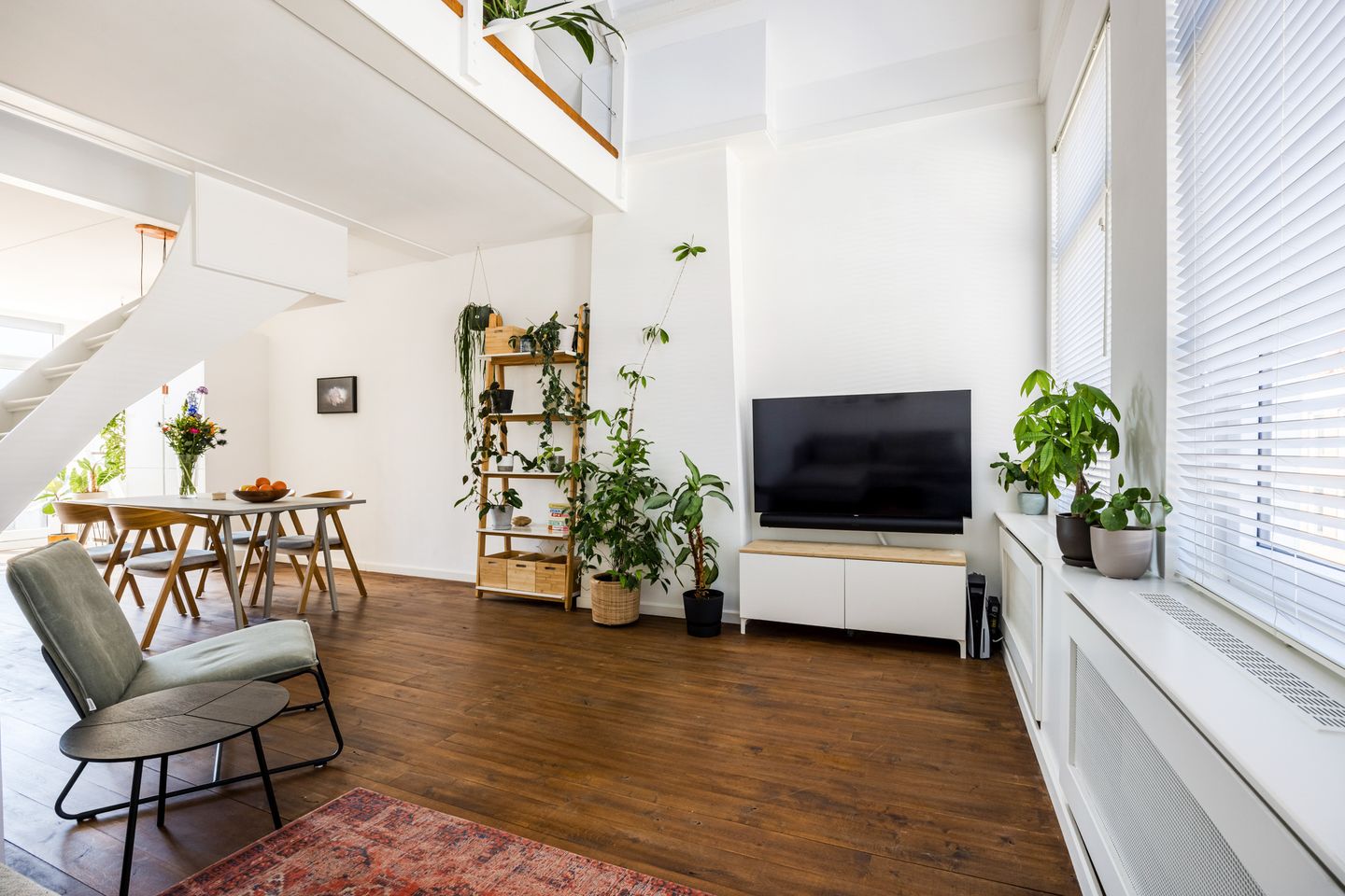 Foto 1 van Van Diemenstraat 142-A