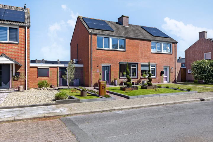 Photo 1 of Burgemeester Venemastraat 25