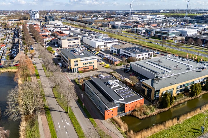Koraalrood 100, Zoetermeer