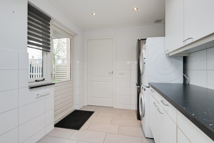 Photo 23 of Huygensstraat 35