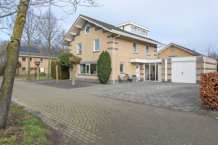 Maandenweg 43