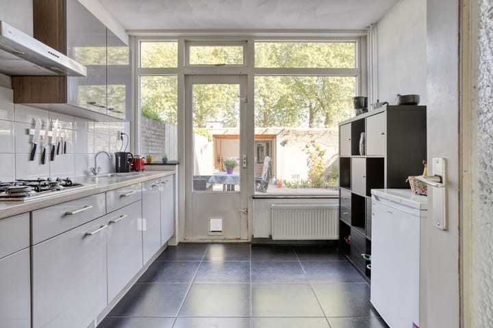 Foto 8 van Van Anrooijstraat 52