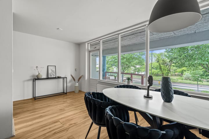 Photo 11 of Aartsbisschop Romerostraat 349