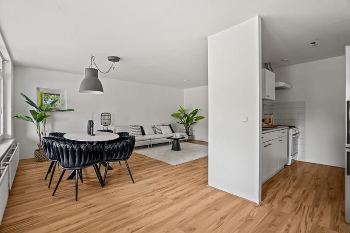 Photo 13 of Aartsbisschop Romerostraat 349