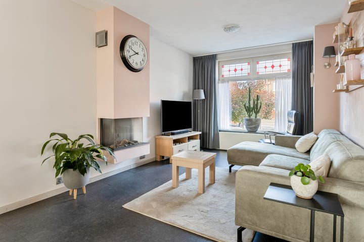 Photo 2 of Emmastraat 47