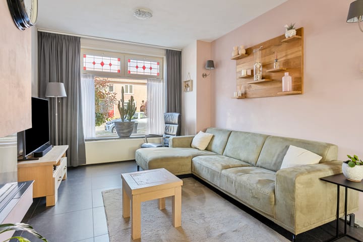 Photo 11 of Emmastraat 47