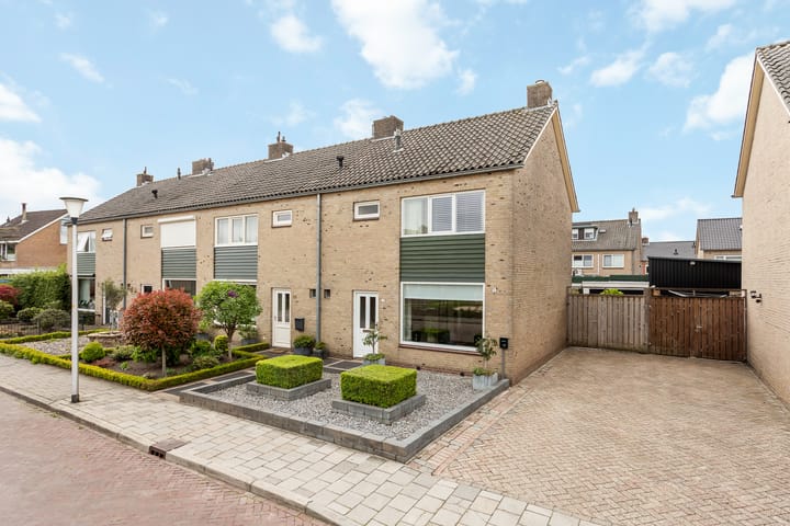 Photo 1 of van der Veenstraat 18