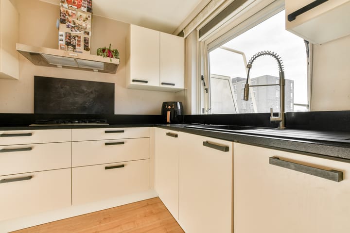 Photo 6 of Bertrand Russellstraat 42