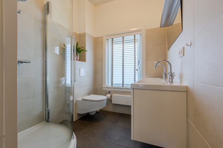 Photo 24 of van Voorst tot Voorststraat 34