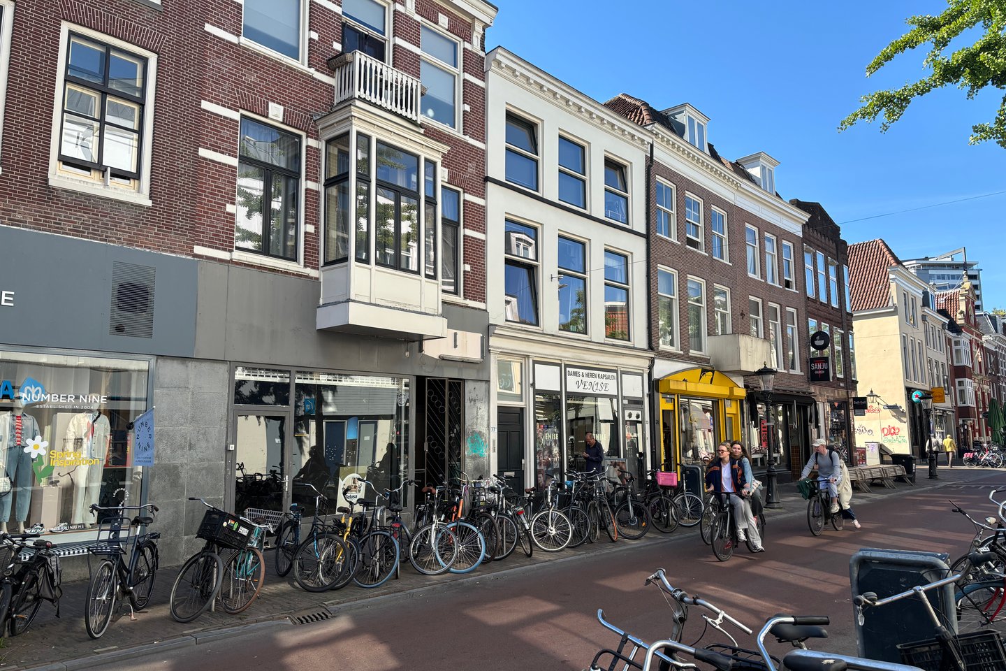 View photo 2 of Voorstraat 35